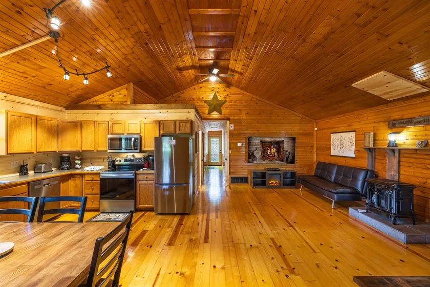 Big Oak Cabin (Hocking Hills area) - Image 1