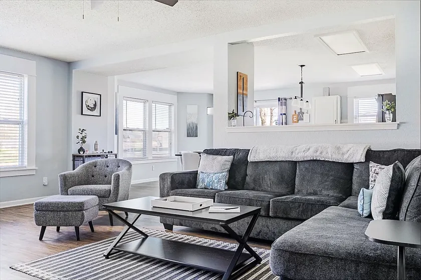 The Cozy Charcoal Cottage - with Garage - Family Friendly - Image 1