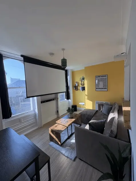 Central Seaside Apartment with Home Cinema - Image 1