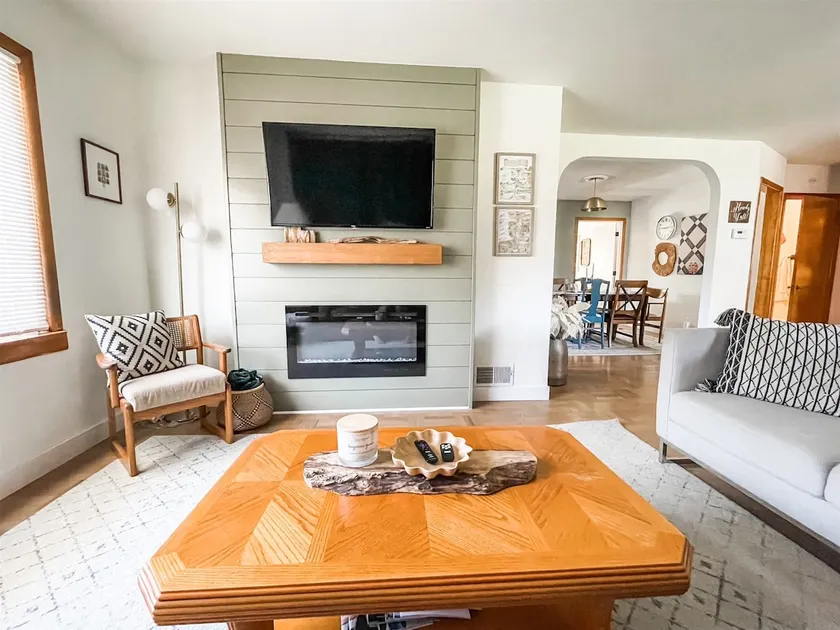 Bluebird Day - Pilot Butte Pad, 3BR, Backyard! - Image 1