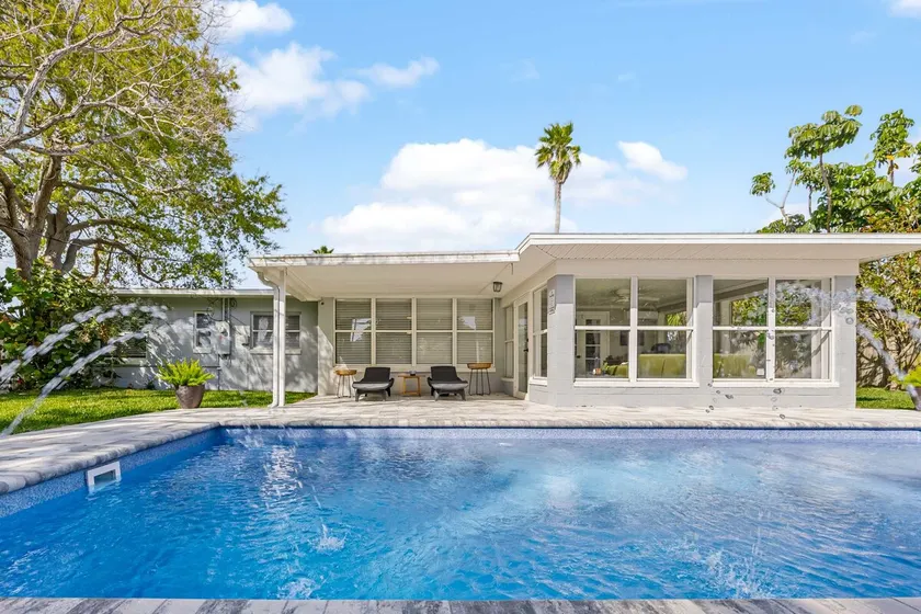 A Space aWAVE – A Relaxing Coastal Getaway - Image 1
