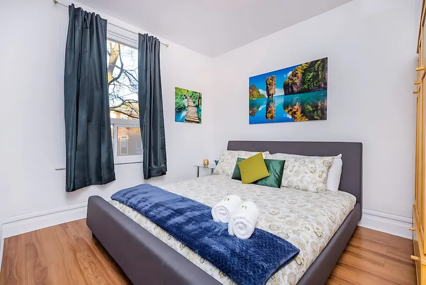 Modern Pet-Friendly Apartment near Rideau Centre - Image 1