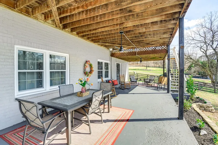 Rustic Cowboy Ranch Retreat: Stay Near Nashville - Image 1