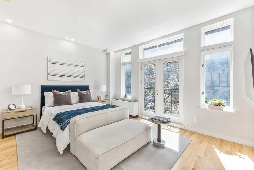 Spacious Studio with Charming Juliet Balcony - Image 1