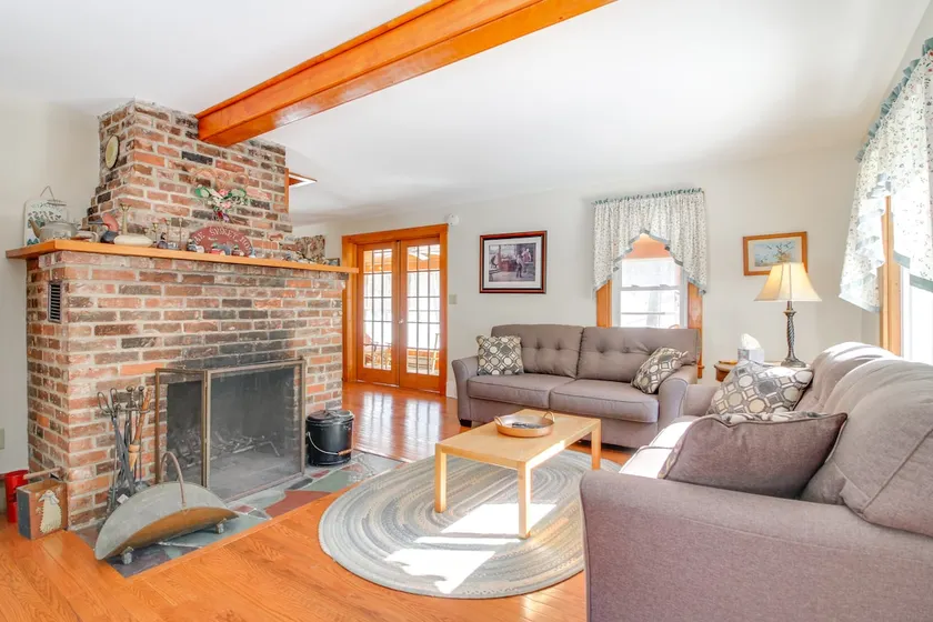 Swim, Ski & Sip: Lakefront Retreat in Plymouth - Image 1