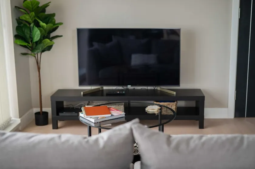Spacious 1BED Birmingham Apartment w Roof Terrace - Image 1