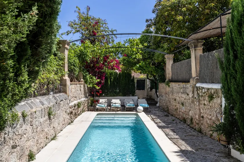 Mar 10. House with private pool in the heart of So - Image 1