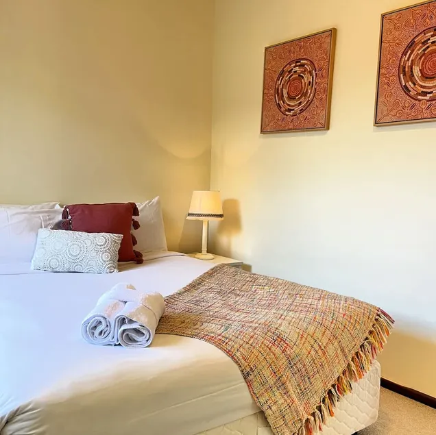 17 Rare Cool Urban-Style Nedlands 4BR-Parkng&Pool - Image 1