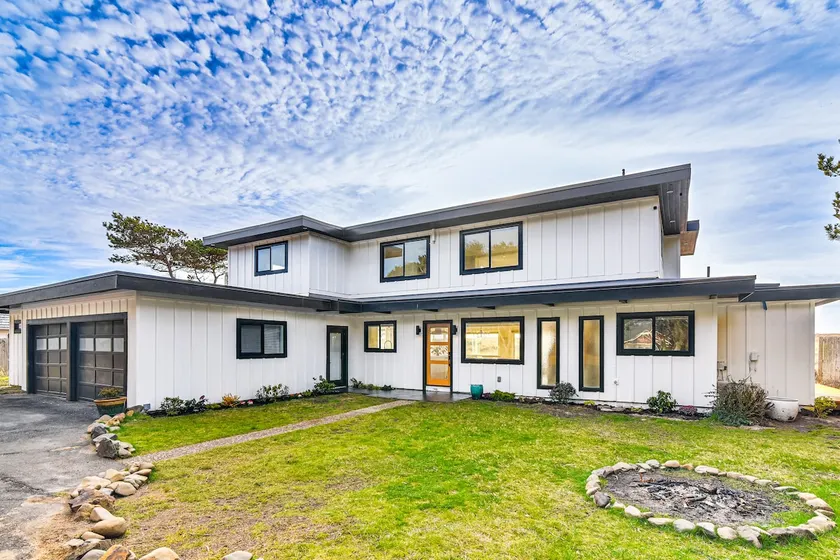 3-acre Oceanfront Home: Game Room & Fire Pit! - Image 1