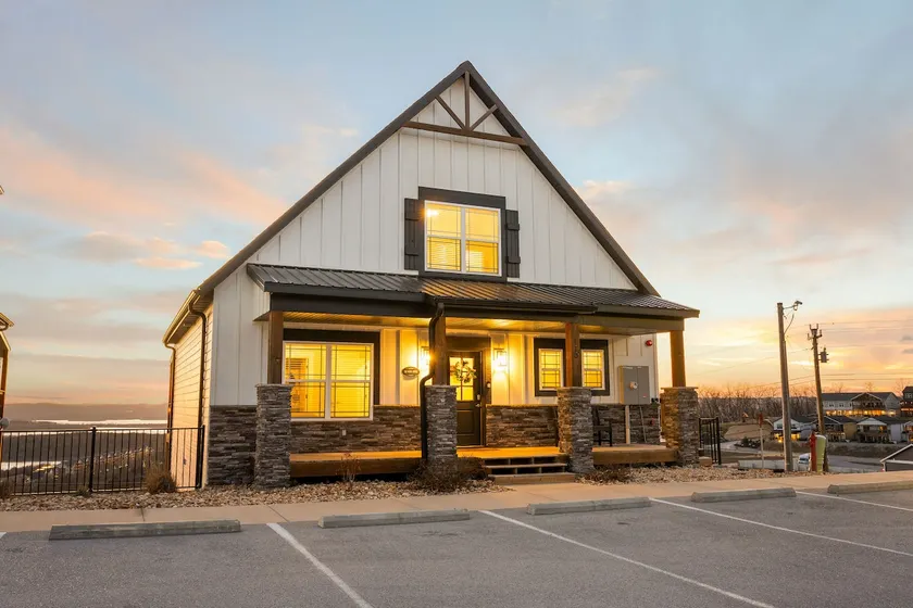 Scenic 5-BR Getaway w PVT Hot Tub, Fire Pit & BBQ - Image 1