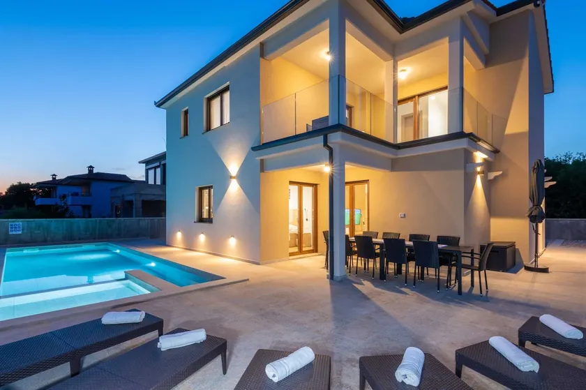 Luxurious private villa with pool near the sea - Image 1