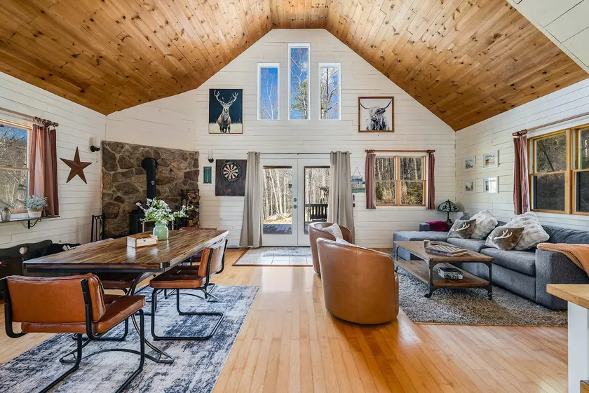 6-acre cottage near Warden Lake with hot tub - Image 1