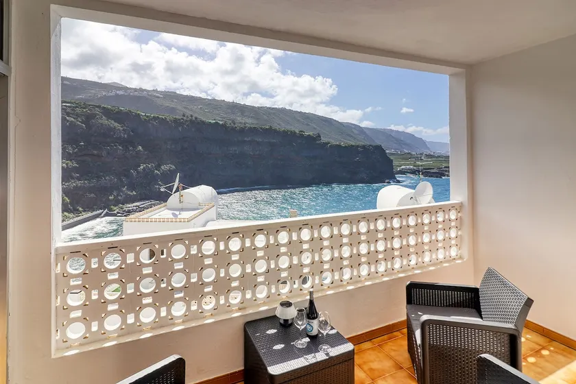 Oceanview Retreat 100m to Beach with Sunset Terrace and Ensuite - Image 1