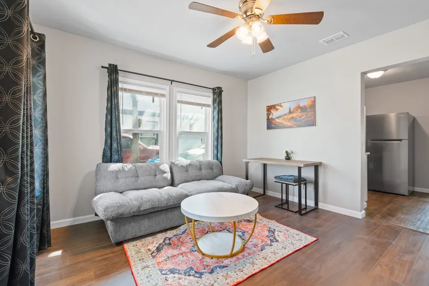 Bright Fort Worth 1BR with parking - Image 1