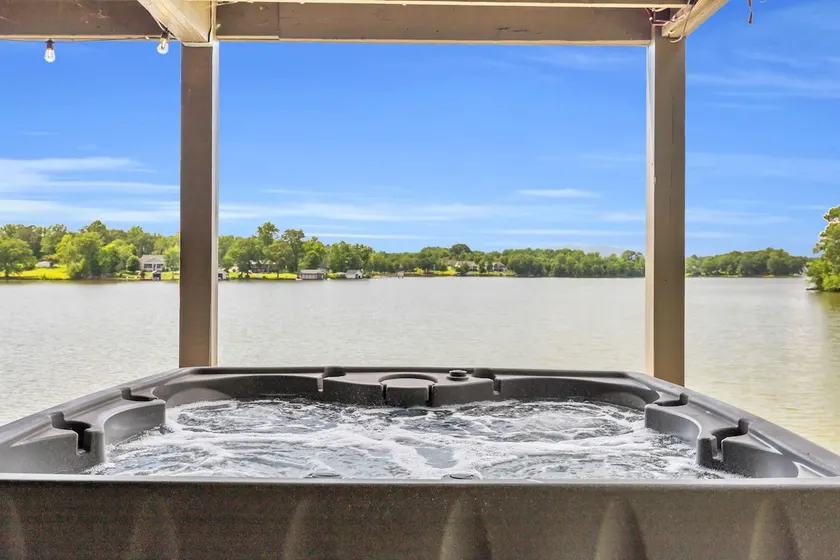 3/2 Lake Front - Hot Tub - 2 King Beds - Sleeps 8 - Image 1