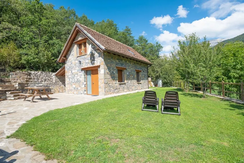 Country house in the mountains with garden and barbecue - Image 1