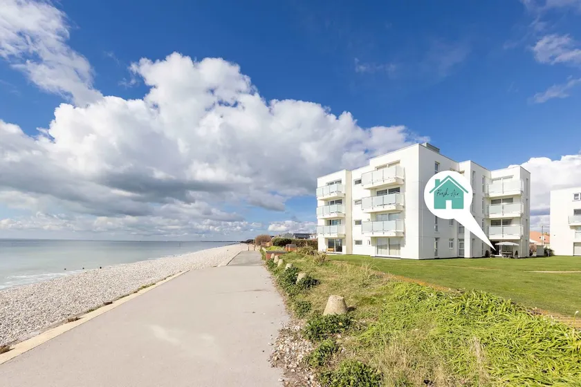 Stylish Ground Floor Apartment with Sea Views - Image 1