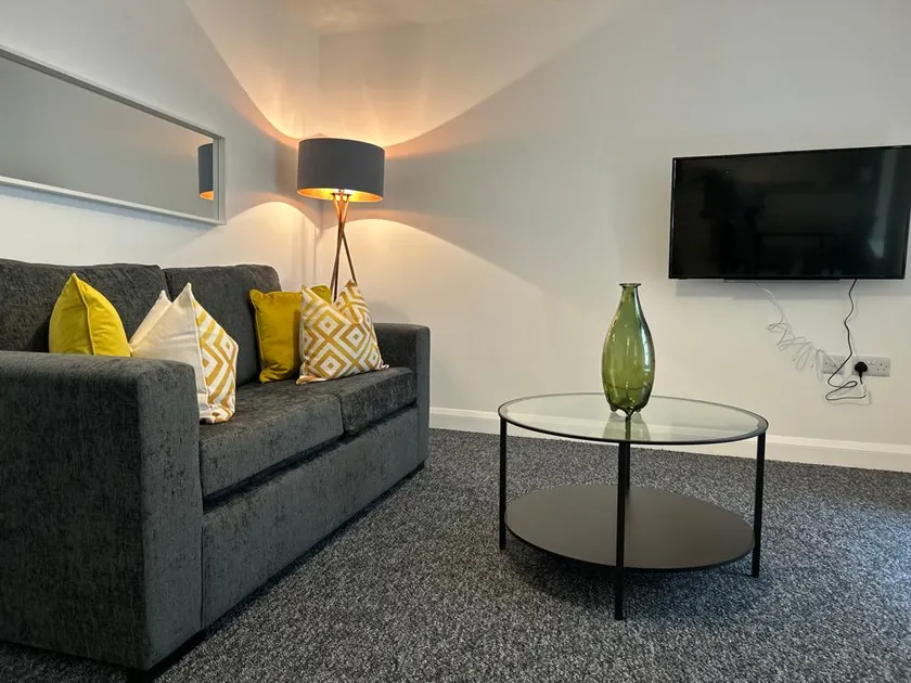 Modern 1-BR Apt 30 w/ Parking & AC, Town Centre - Image 1