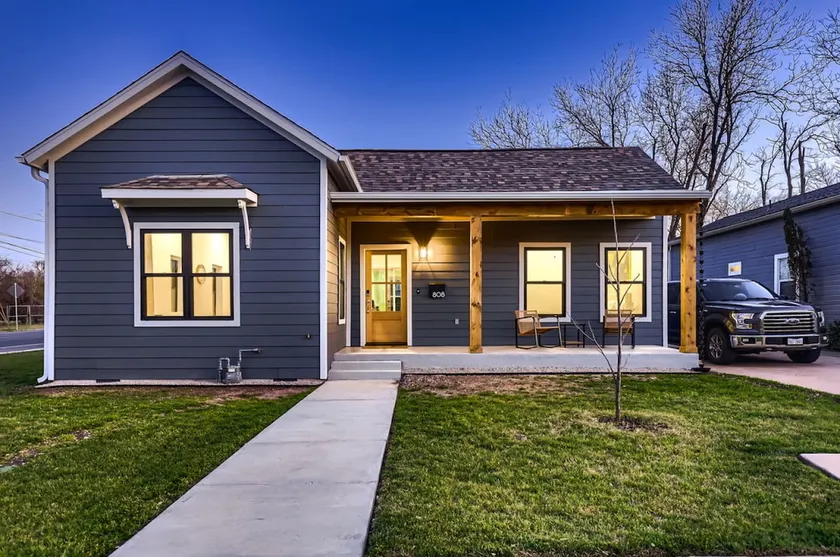 Historic Remodeled Bungalow-Walk to Everything GT - Image 1