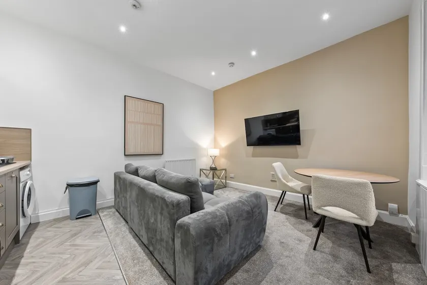 1-Bed Flat in Alexandria - Free Parking - Image 1