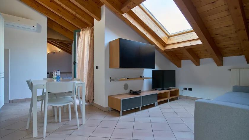 App 19 Elegante Mansarda con Terrazzo e Parcheggio - Image 1