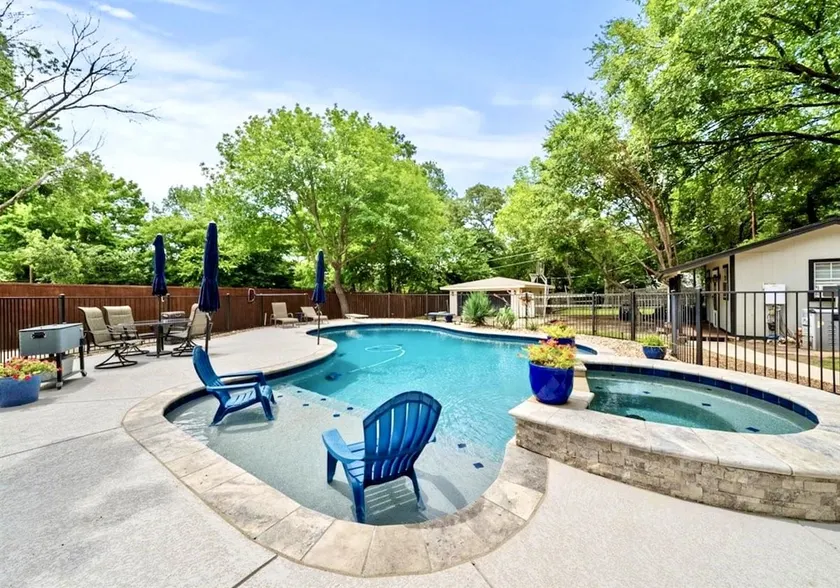 Heated Pool and Hot Tub, Backyard Oasis - Image 1