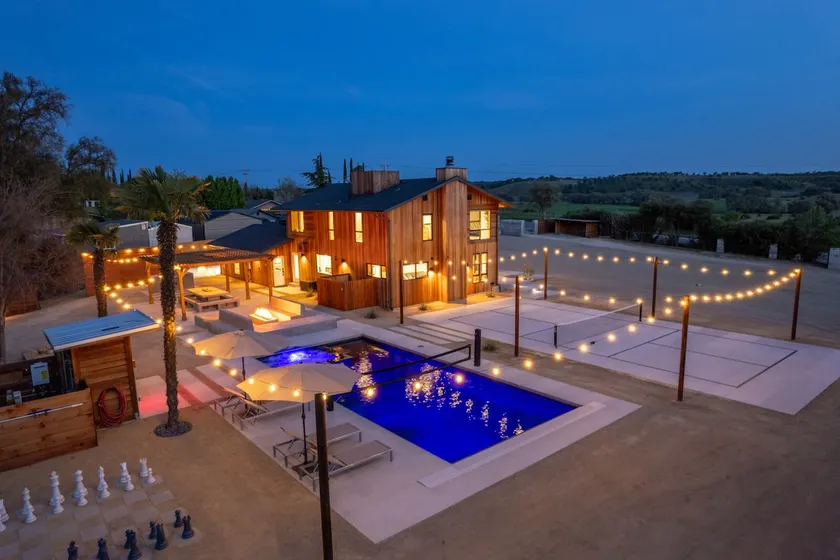 Cedar House - Pickleball, Saltwater Pool, Sauna - Image 1