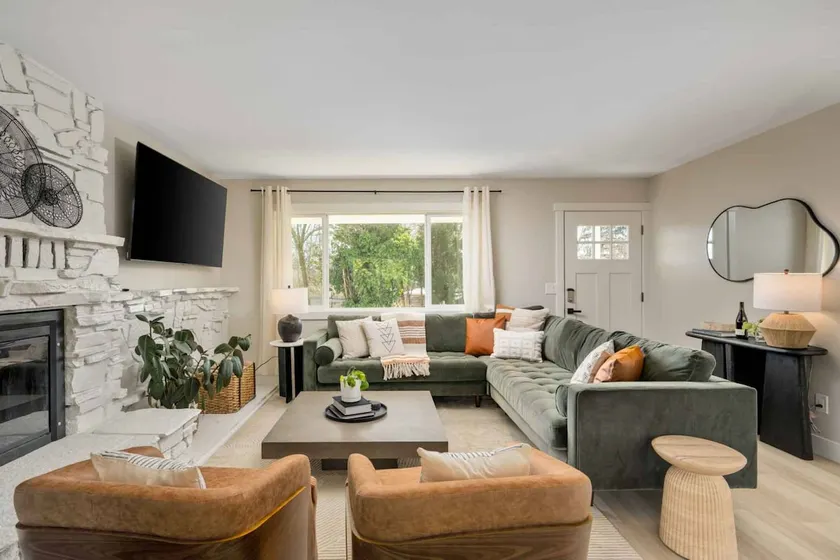 Spectacular Single Level Estate, Pet Friendly - Image 1