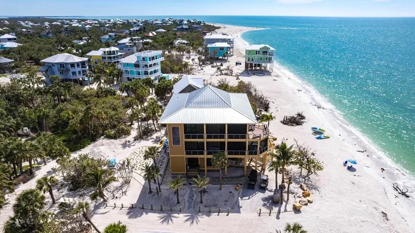 Gulf-Front w/ Heated Pool, Hot Tub & Golf Carts - Image 1