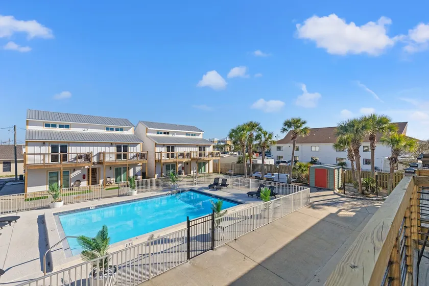 Ocean Breeze 1D - Beachside Gem with Loft - Image 1