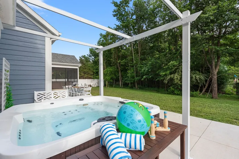 Walk to Beach, Coffee Shops! Hot tub & Game Room! - Image 1