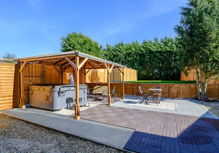Oxendon Oasis- Luxury Hot Tub Retreat - Image 1