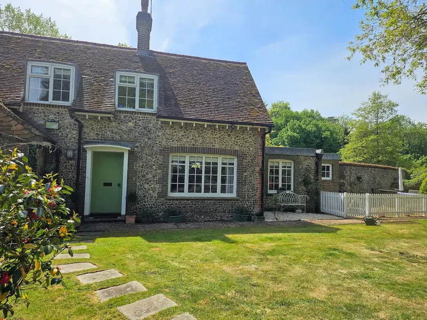 Historic Surrey Hills Cottage 30 mins from London - Image 1