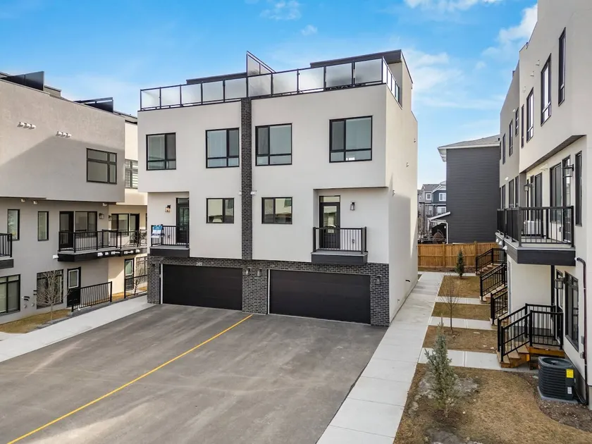 The Elevated Escape 5B w Rooftop, Parking x4, AC - Image 1