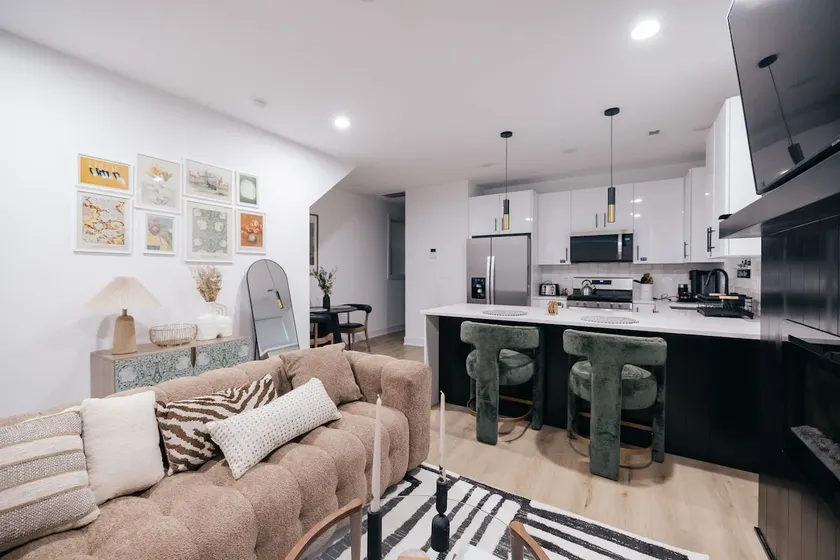 6 Min to UChicago | Free Parking | Lux Condo - Image 1