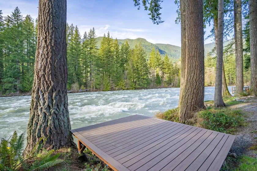 Riverfront - Fire Pit, Hot Tub, Putting Green! - Image 1