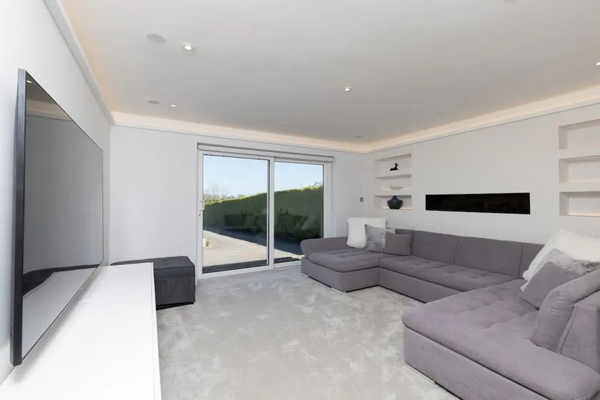 Spacious 4BD Smart Home in Idyllic Rural Setting - Image 1