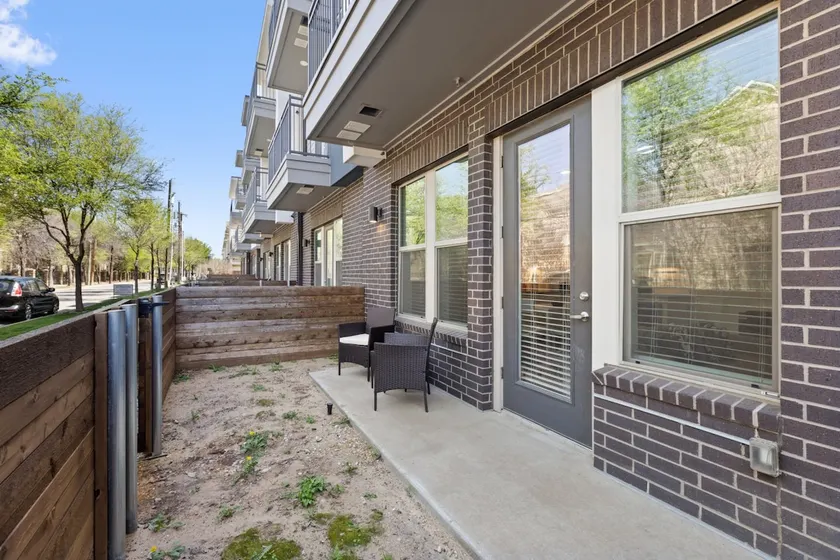 1BDR + Private Yard Near Dallas Medical District - Image 1