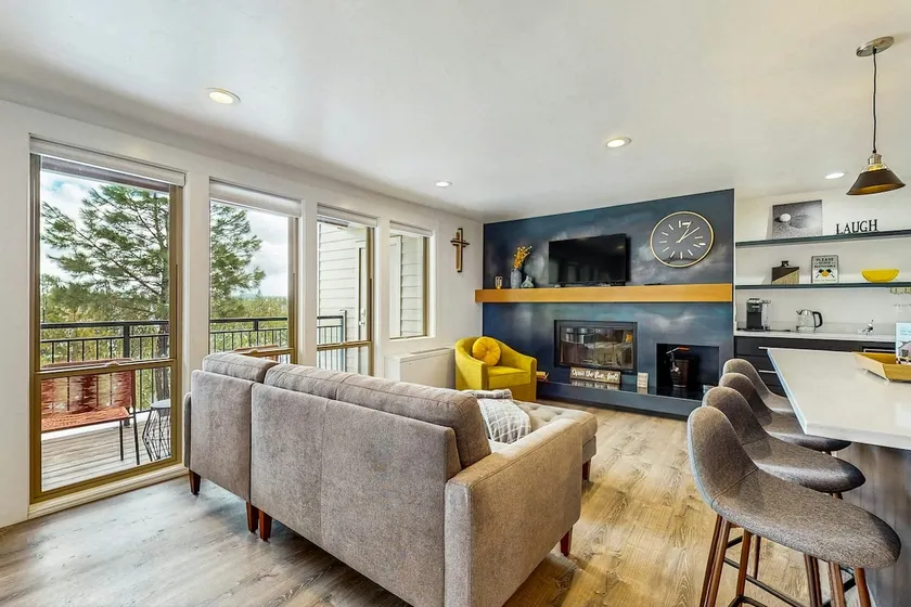 Beautiful condo at Seventh Mountain with shared ho - Image 1