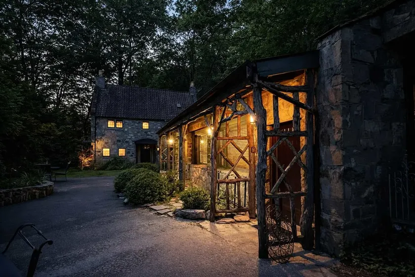 Honeymoon Cottage Chateau DuMont - Image 1