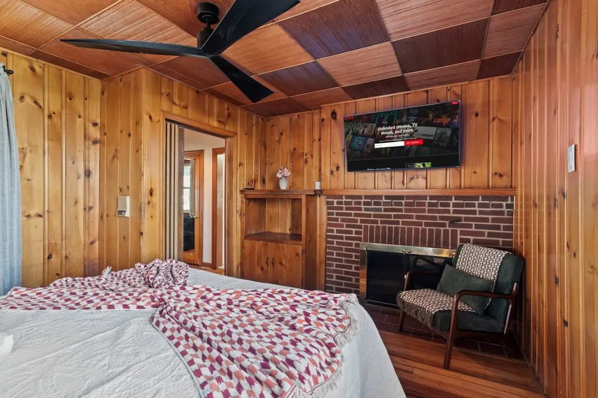 Historic Tacony Retreat ~ with Sauna Sleeps 17 - Image 1