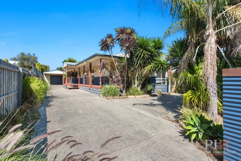 Cape Woolamai Family Beach House (Sleeps 16) - Image 1