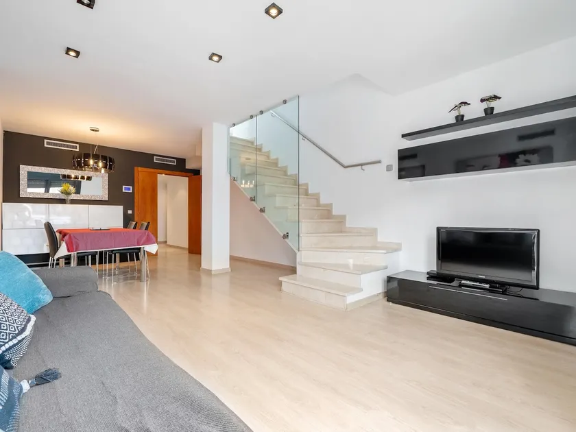 Duplex with free parking only 250m beach - Image 1