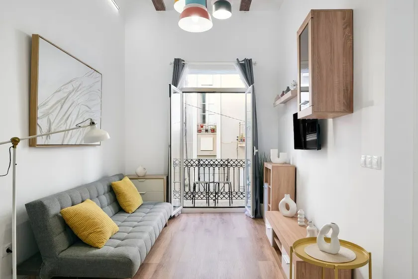 Ruzafa Sunny Apartment with High Ceilings Pedestrian Street - Image 1