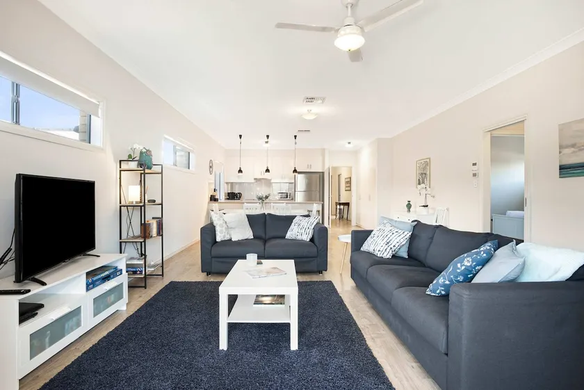 Brooking’s Perch—Riverside Stay near Cafés & Wharf - Image 1