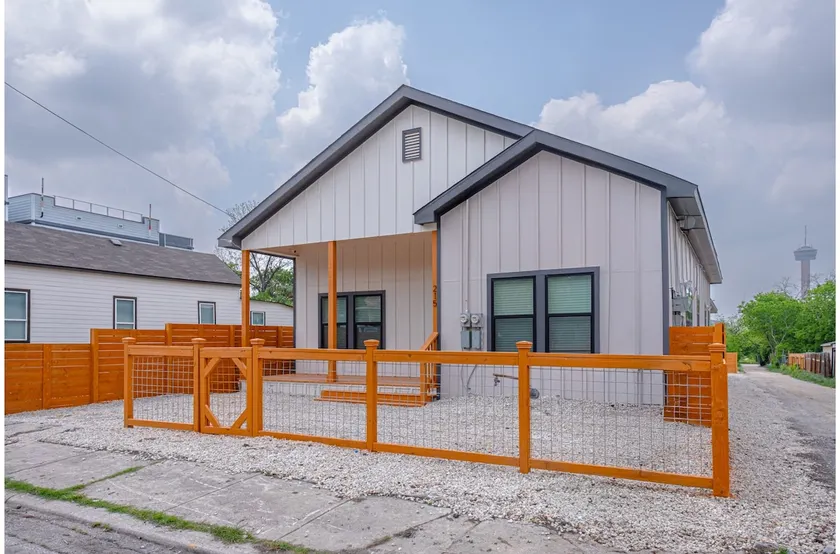 Skyline Retreat 3BR-3BA w Stunning Views Near DT - Image 1