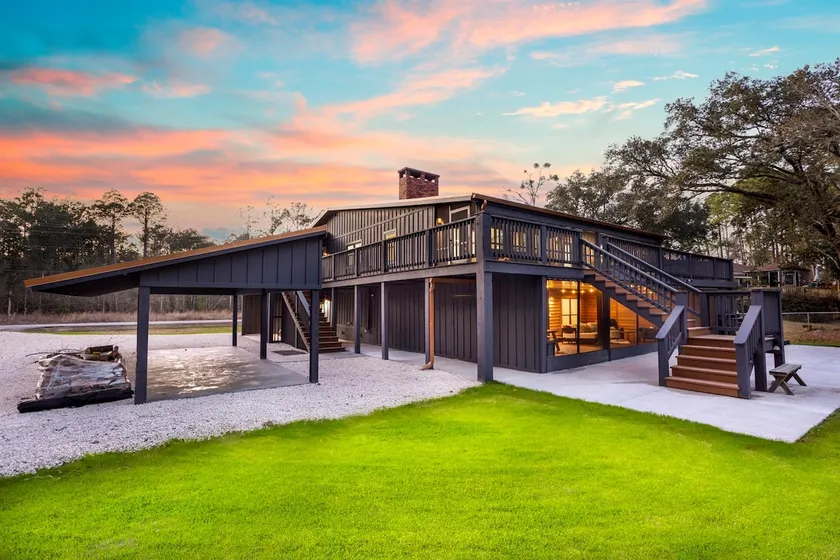 Waterfront Group Retreat: 5 Baths, 2 Full Kitchens - Image 1
