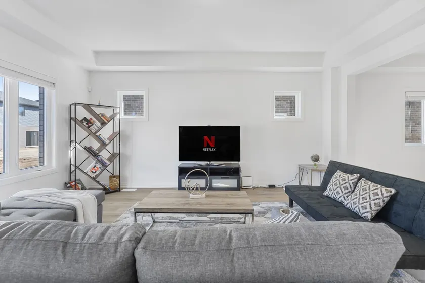 New Luxury Home w/ KING Bed – 5BR Near the Falls - Image 1