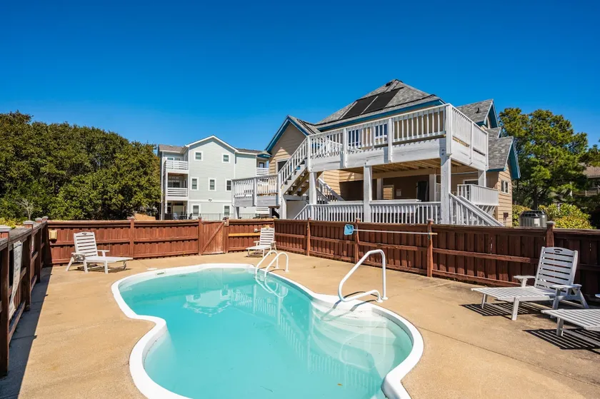Harbor View: Spacious Corolla Getaway - Image 1