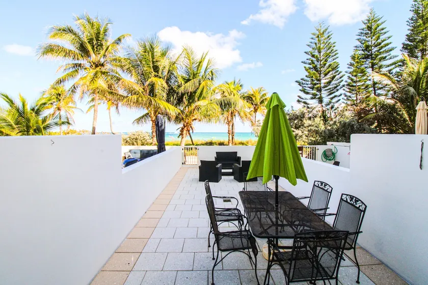 Beachfront Townhouse, free parking - Image 1